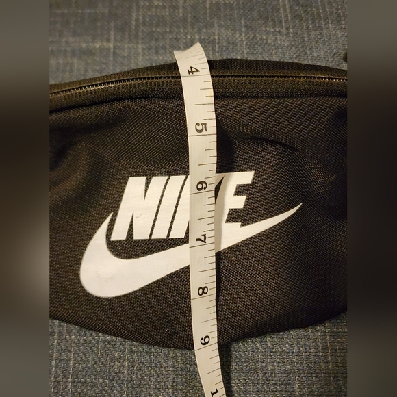 Nike Black and White Crossbody Bag Fanny Pack - Picture 7 of 10